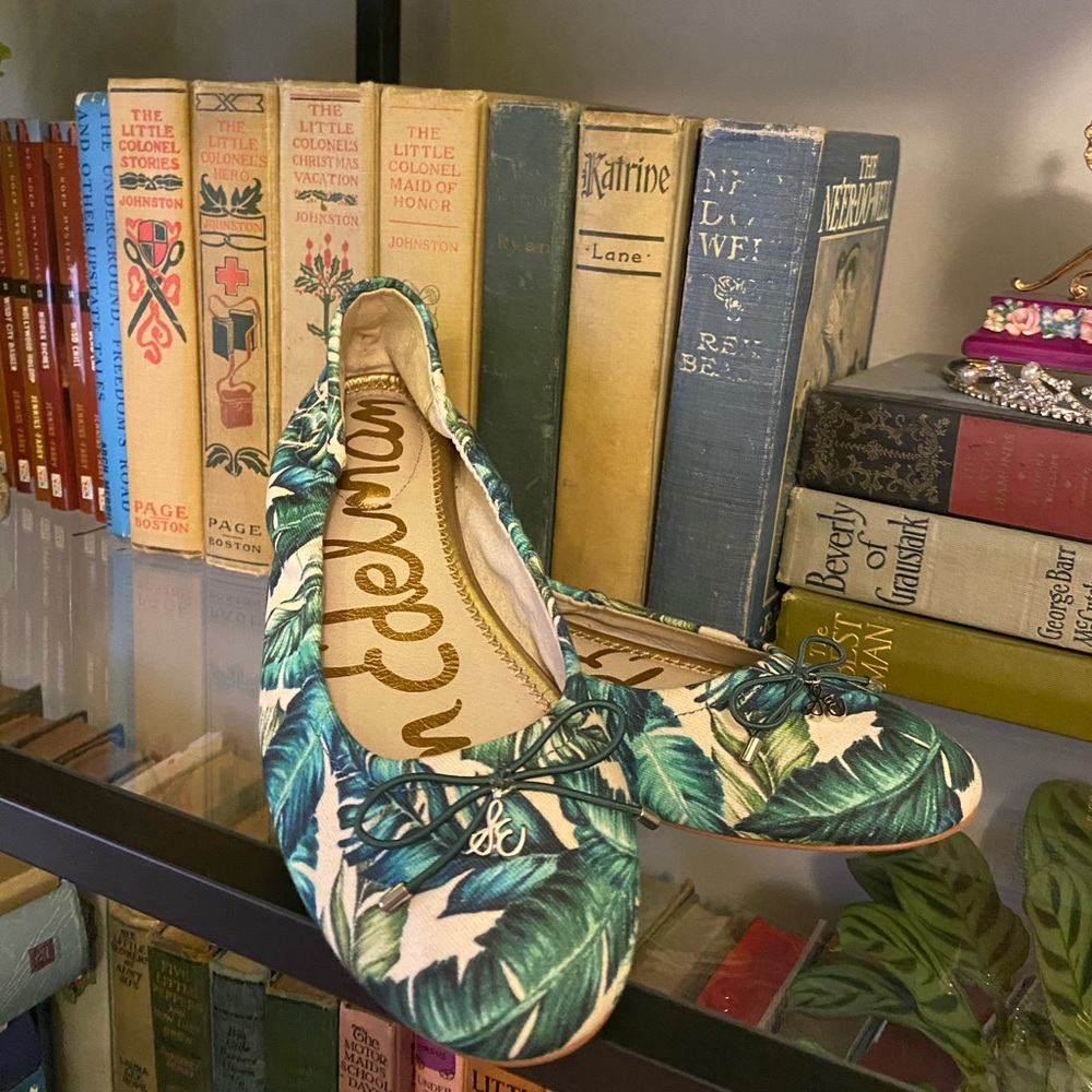 Size 7 1/2 Sam Edelman tropical green palm branch flats🌴✨